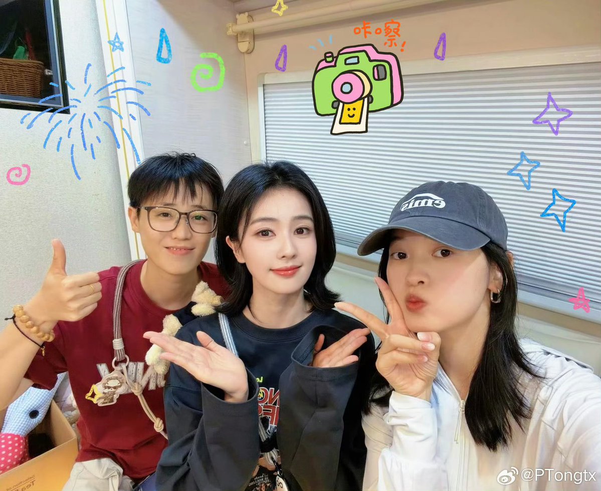bbbeee_my's tweet photo. ©PTongtx — ถงถงผู้ช่วยนอกสถานที่ของ #ไป๋ลู่ มาโพสต์บอกลากองถูหมี อีกคนที่อยู่กับไป๋ลู่มามากกว่า 6 ปีแล้ว 

นี่เป็นซีรีส์เรื่องที่เท่าไหร่แล้วก็ไม่รู้ที่ได้ร่วมงานนกับอวิ้นน่า #bailu ตลอดกว่า 70 วันที่ผ่านมา จะว่านานก็ไม่ยาว จะว่าสั้นก็ไม่สั้น

ท่ามกลางฤดูร้อนอันร้อนระอุของกวางตุ้ง เราผ่านการถ่ายทำฉากกลางคืนมานับครั้งไม่ถ้วน เห็นเธอร้องไห้มาแล้วหลายต่อหลายฉาก และยังเห็นเธอถ่ายฉากต่อสู้มากมายด้วย

บางครั้งก็รู้สึกจริง ๆ ว่า ภายในร่างกายผอมบางของเธอมีพลังงานซ่อนอยู่มากมายเหลือเกิน อยากบอกเธอจากใจว่า เหนื่อยมากเลยนะลู่เจี่ย

ทุกครั้งที่ได้ร่วมงานกัน ฉันมักรู้สึกว่าเวลาผ่านไปเร็วเสมอ เพราะเธอเป็นคนที่เต็มไปด้วยพลังบวก คอยสร้างพลังและบรรยากาศดี ๆ ให้กับกองถ่าย รวมถึงคนรอบข้างอยู่ตลอด

“ใครจะไม่ชอบถ่ายละครและทำงานร่วมกับไป๋ลู่กันล่ะ ฮ่า ๆ ๆ”

เวลาที่ได้เห็นเธอแสดงอยู่ในกอง ก็พอจะจินตนาการได้แล้วว่า เมื่อซีรีส์ออกอากาศ จะมีผู้ชมมากมายแค่ไหนที่ทั้งสงสารและหลงรักอวิ้นน่า
ดีใจมากจริง ๆ ที่ได้เห็นเธอลองรับบทบาทใหม่ ๆ และท้าทายสิ่งใหม่ ๆ อยู่เสมอ

พวกเราต่างเติบโตและพัฒนาตัวเองไปด้วยกันตลอดเส้นทาง ต่อจากนี้ก็ก้าวไปข้างหน้าอย่างมั่นคงกันต่อไปนะ

คนที่อยู่เคียงข้างเธอมาตลอด ต่างรู้ดีว่าเธอคู่ควรกับสิ่งดี ๆ มากมายเพียงใด

หวังว่าความมุ่งร้ายจากคนรอบข้างจะค่อย ๆ ลดน้อยลง และมีความปรารถนาดีเพิ่มมากขึ้น ขอให้ทุกคนปฏิบัติต่อไป๋เมิ่งเหยียนคนนี้อย่างดีด้วยนะ
สำหรับเรื่อง 开到荼蘼 นี่ไม่ใช่จุดสิ้นสุด แต่เป็นการเริ่มต้นครั้งใหม่

ไม่ขอบอกลา มีเพียงคำว่าเฝ้ารอ
รอวันที่พวกเราจะได้พบกันอีกครั้งนะ