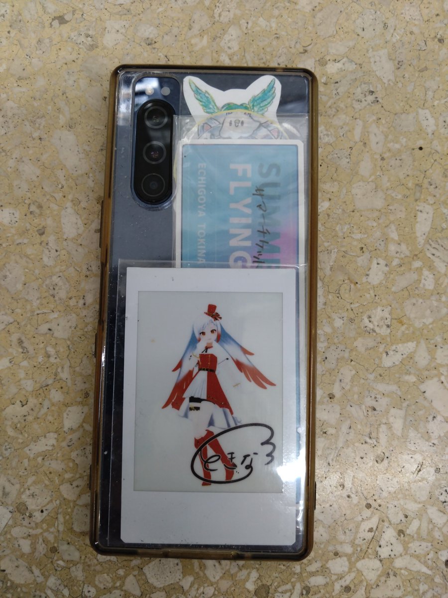 Sirataki_DQX's tweet photo. 今日1on1でときなちゃんに紹介できなかった推し活身の回り品

バッグには新しいアクキーと缶バッジ(プロローグ/Unwritten/Wings)

スマホ(サブ端末)にはチェキとサマーチケット

そしてイラストには、すみれてんてーのスケッチブックを使っていました😌✨
＃ときっこ新潟のつどい https://t.co/udCk06jvg9