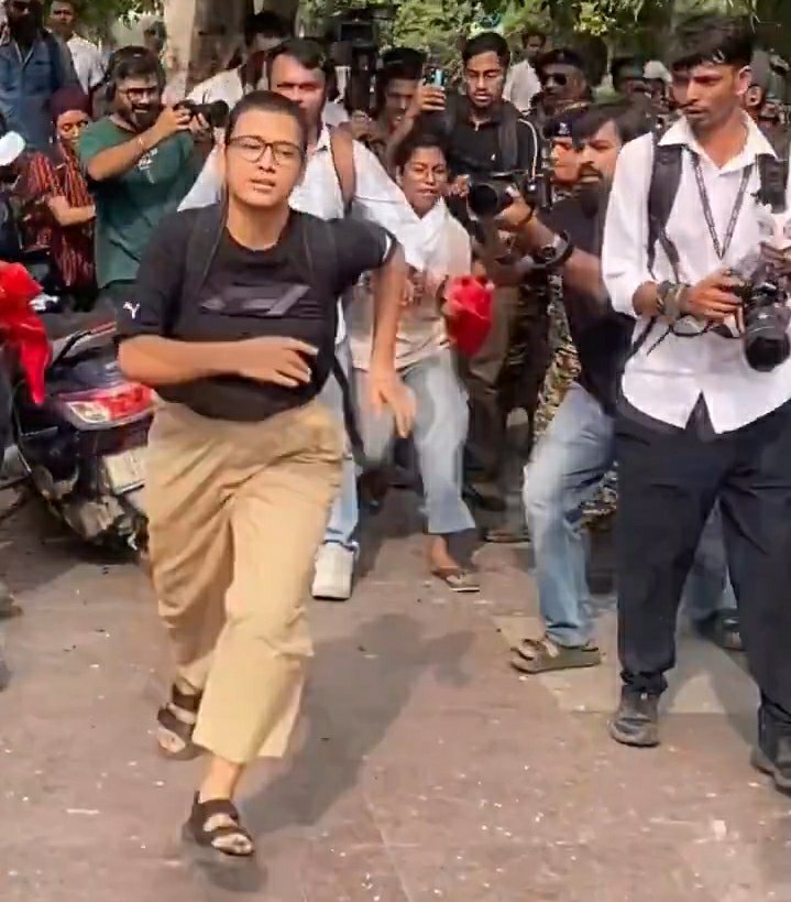 KraantiKumar's tweet photo. आज नेता बोरा अगर सड़कों पर नही दौड़ती तो आज आंदोलन हो ही नही पाता.

नेहा बोरा ने खास स्ट्रैटजी अपनाई है, अपने मूवमेंट के बारे में कोई पोस्ट नही करती.

आंदोलन से ठीक आधा घंटे पहले अपने आंदोलन स्थल और मूवमेंट की जानकारी देती है.

आज सड़कों पर ना CJP थी, ना AAP और ना ही कांग्रेस के नेता.

नेहा बोरा ने लोकतंत्र की मशाल आज चलाए रखा. नेहा बोरा ब्लैक टीशर्ट और खाकी ट्रैक पैंट में आज सड़कों पर दौड़ लगाकर शांतिपूर्ण ढंग से आंदोलन कर के दिखा दिया उसे रोकना मुश्किल है.

नेहा बोरा लड़की नही, फायर है 🔥