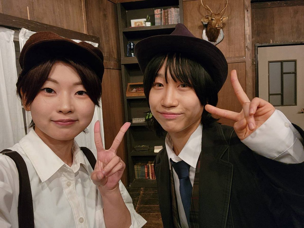 30583B_futaba's tweet photo. 4日目、ご来場ありがとうございました！

千秋楽は、
【ルーペ　11:30/開場11:00】
【ブック　15:30/開場15:00】
【パイプ　19:30/開場19:30】
です！

お写真は、ベリル役の紘子さん(@75yFPBUONZ0XjwO )と未来さん(@otose_miku )、
セルデン役の真紘さん(@akagi_mahiro_12 )です！

#めしあホームズ https://t.co/BNj7fuzfSY