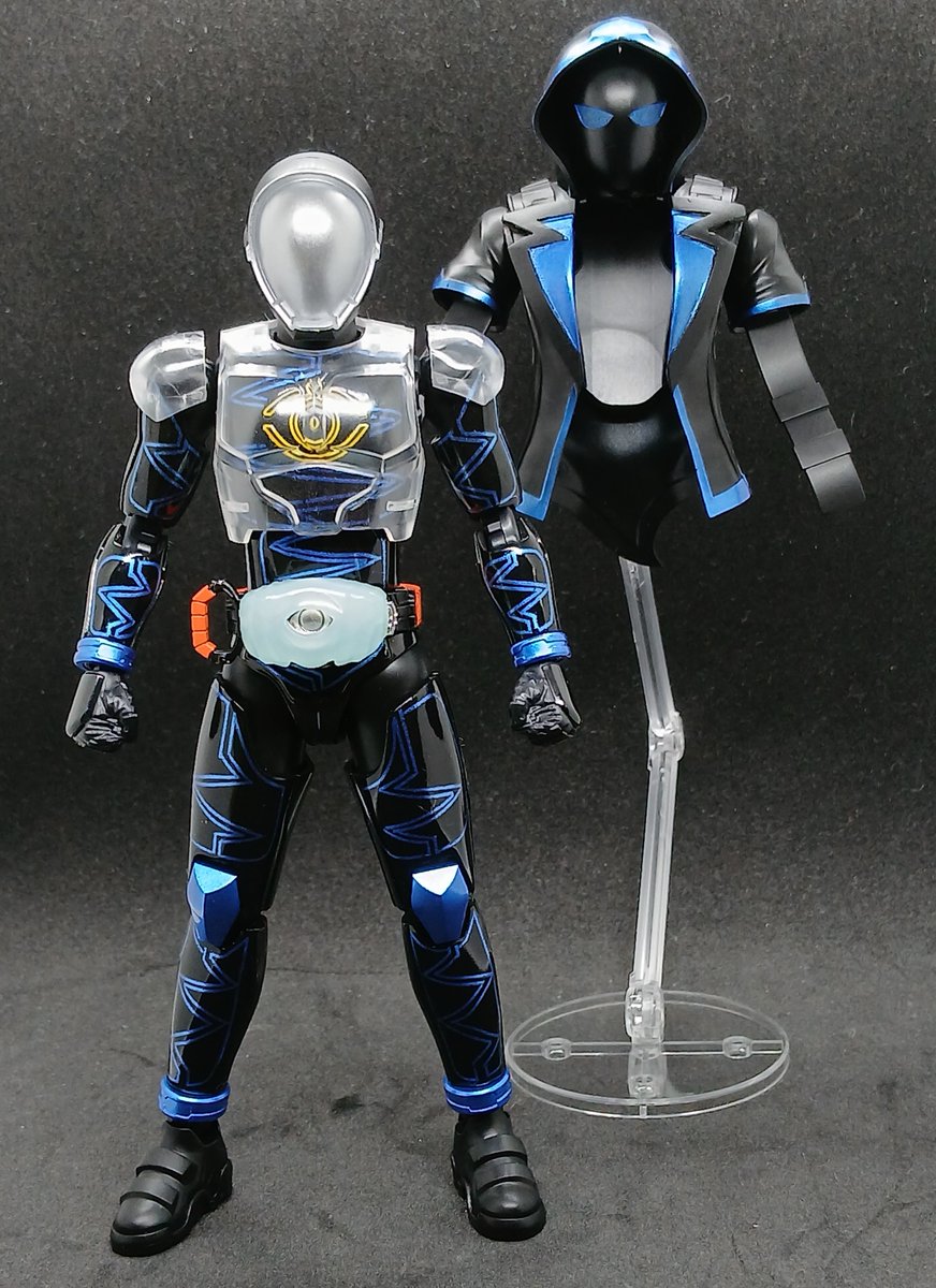 muchi5611's tweet photo. FRSゴーストを改造して仮面ライダースペクターを製作しました
本体のラインデザインはゴーストのものを埋めてマスキングで再現
頭部は角のみソフビから流用し、顔は黒のカッティングシートを使用しています
#仮面ライダーゴースト
#フィギュアライズスタンダード
#ニチアサフィギュア改造部 https://t.co/zC3LbLMgkx