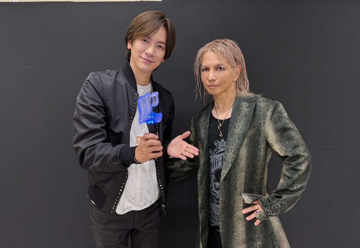 Daigo19780408's tweet photo. L'Arc〜en〜Cielさんのライブに行かせていただきました！

HYDEさん観させていただきありがとうございます！

35周年の凄さを感じると共に、HYDEさんの圧倒的な歌声と表現力とカリスマ感、KENさんのバリテクのギタープレイとトーク、TETSUYAさんの口ずさめるベースフレーズと若々しさ、yukihiroさんのストイックなドラムとミステリアスさ。

すべてが総天然色に輝いていました。

改めて存在し続けてくださり感謝です！

BREAKERZも来年で20歳。

まだ超若造として頑張ります！！

HYDEさんと写真撮らせていただきました！😆

出会って23年が経ちますが、いつも緊張します！笑

神！！

#LArcenCiel さん
#L35
#HYDE さん
@HydeOfficial_ 
#神はやっぱり神だった