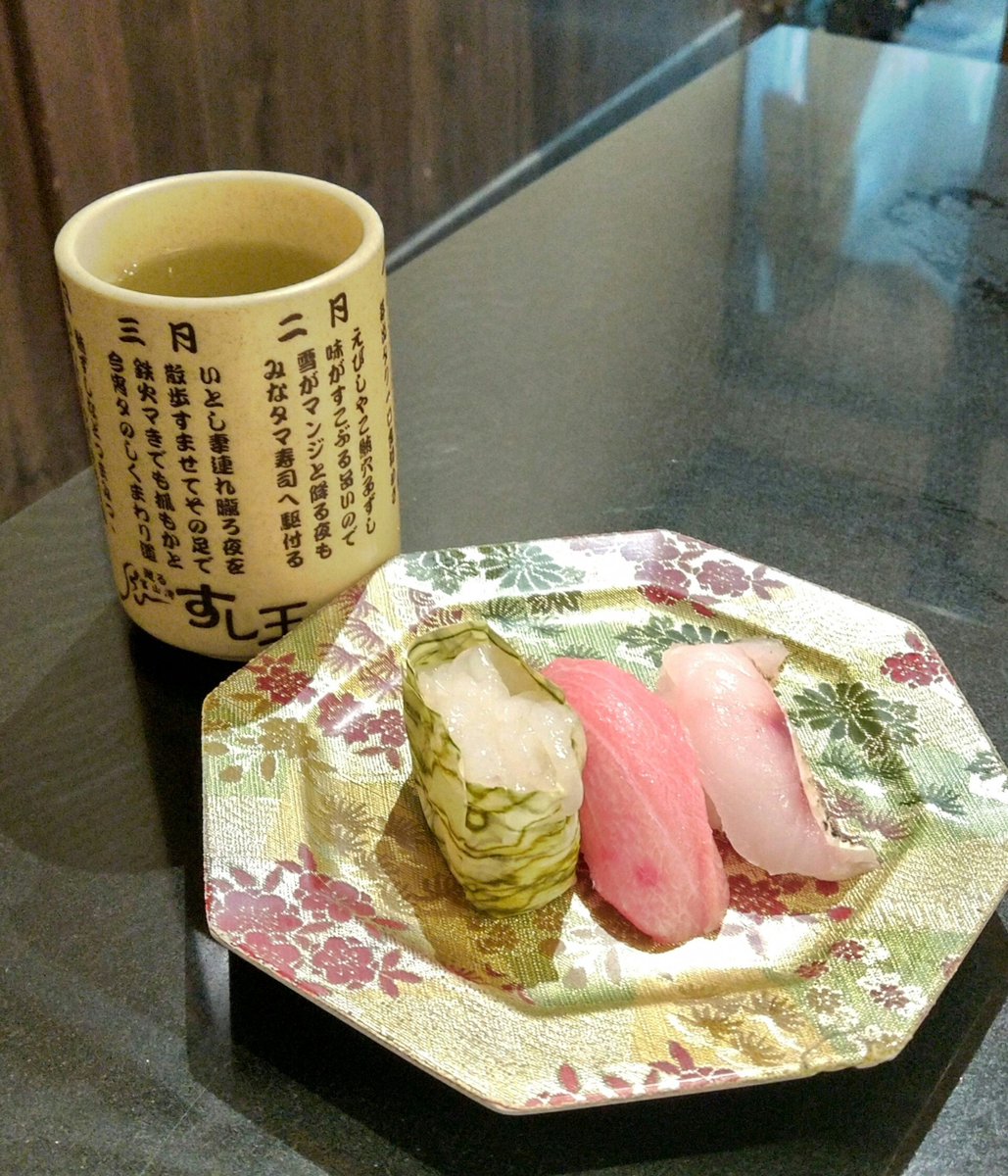 hillbilly0304's tweet photo. 富山駅へ戻りホテルチェックイン。
休憩後、整番無しの整列順入場のため早めに本日会場、富山マイロへ。
だがしかし早すぎ(笑)で誰も並んでないし、タイテの出順の遅さに仕切り直しで廻転とやま鮨へ。贅沢三貫盛り(白えび、中とろ、のど黒)をランチでいただく。 https://t.co/Km10oJunom