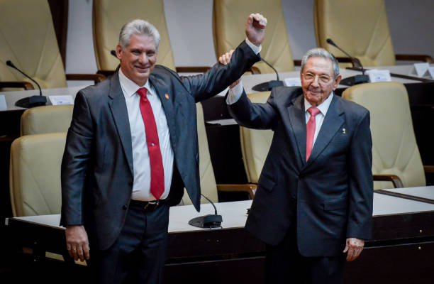 BrunoRguezP's tweet photo. "Así es nuestra unidad, que no surgió por arte de magia, que hemos construido entre todos de forma paciente, ladrillo a ladrillo. En la Revolución Cubana ha tenido cabida cada patriota sincero, con el único requisito de estar dispuesto a enfrentar la injusticia y la opresión, a trabajar en bien del pueblo y a defender sus conquistas". RAÚL

#RaúlEsRaúl