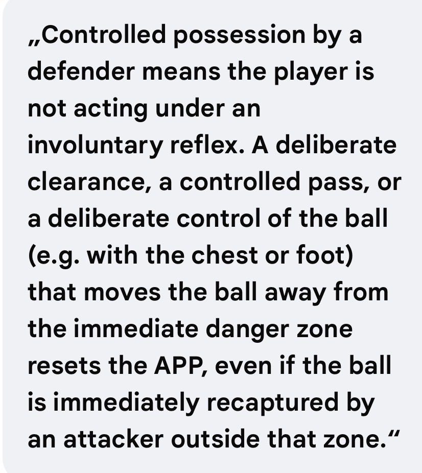 graefe_manuel's tweet photo. #Bundesliga #FCAFCB Aberkanntes 1:1-
zwar knapp Abseits (Bild 3) aber widerspricht der Eingriffsmöglichkeit des #VAR gemäß Protokoll (Bilder 1 und 2) wegen des kontrollierten Befreiungsschlages.. (Bild 4) https://t.co/w5Bya5wVCI