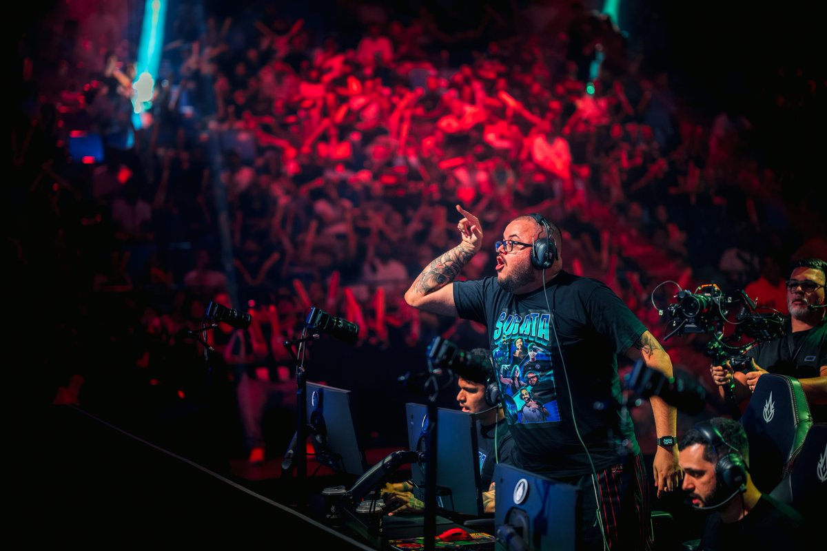 eomitas's tweet photo. Essa é a maior foto da história do CBLOL? https://t.co/7AigT39htU