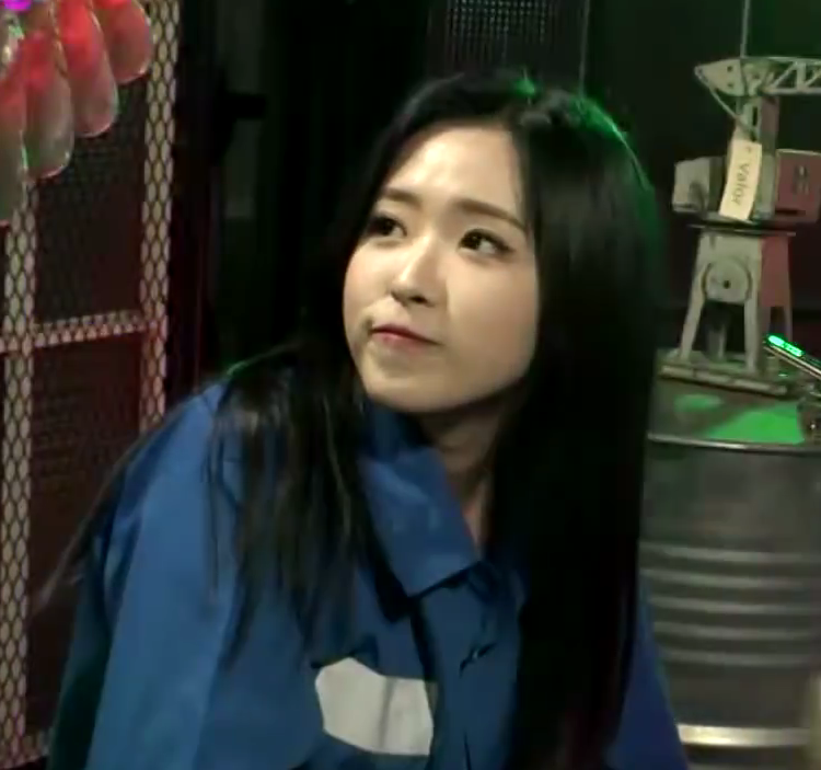meepyerim's tweet photo. she was so cute they had to put her in jail https://t.co/aD99c3yP0v