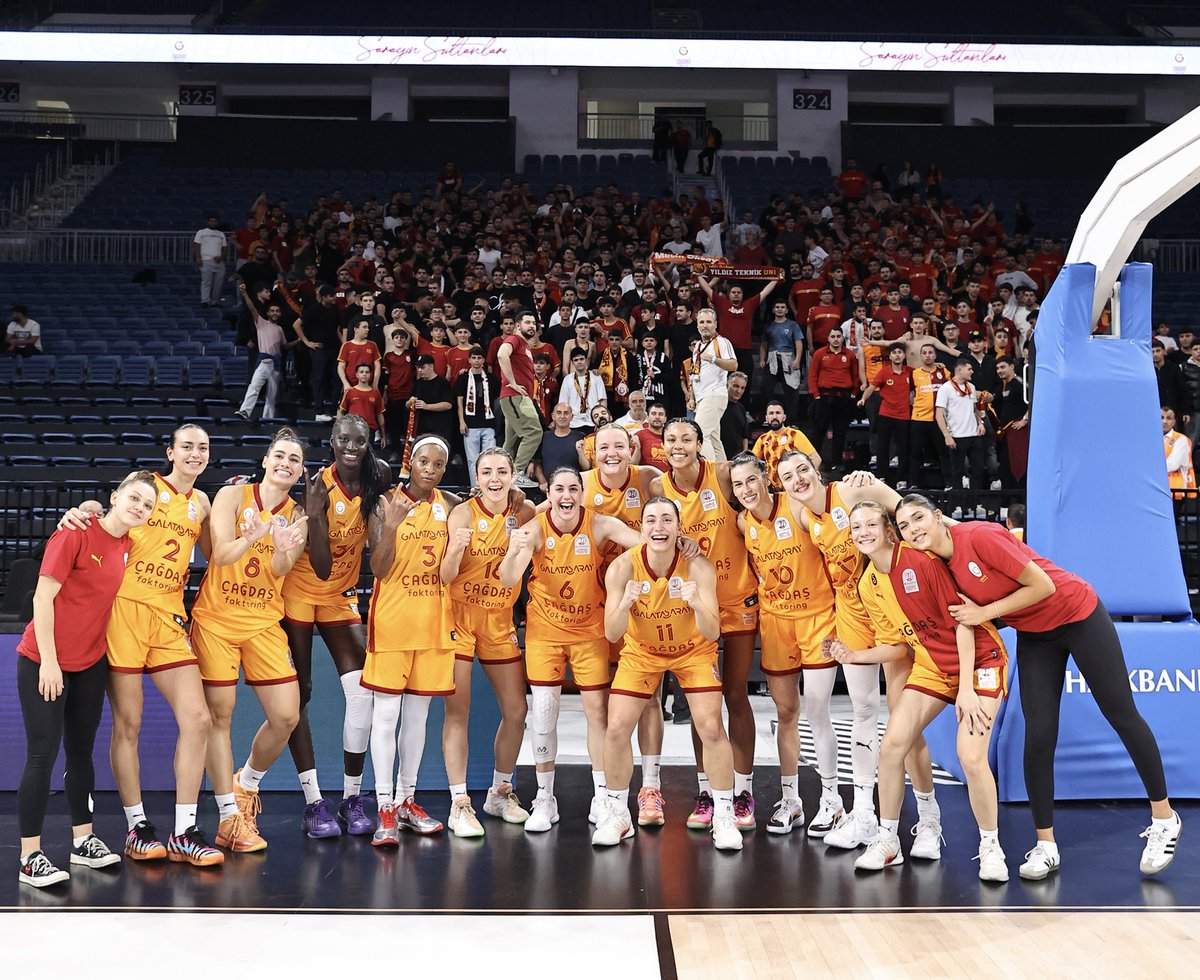 KadinBasketGS's tweet photo. BİZİM TAKIM! 💛❤️ https://t.co/2kekFmkIC5