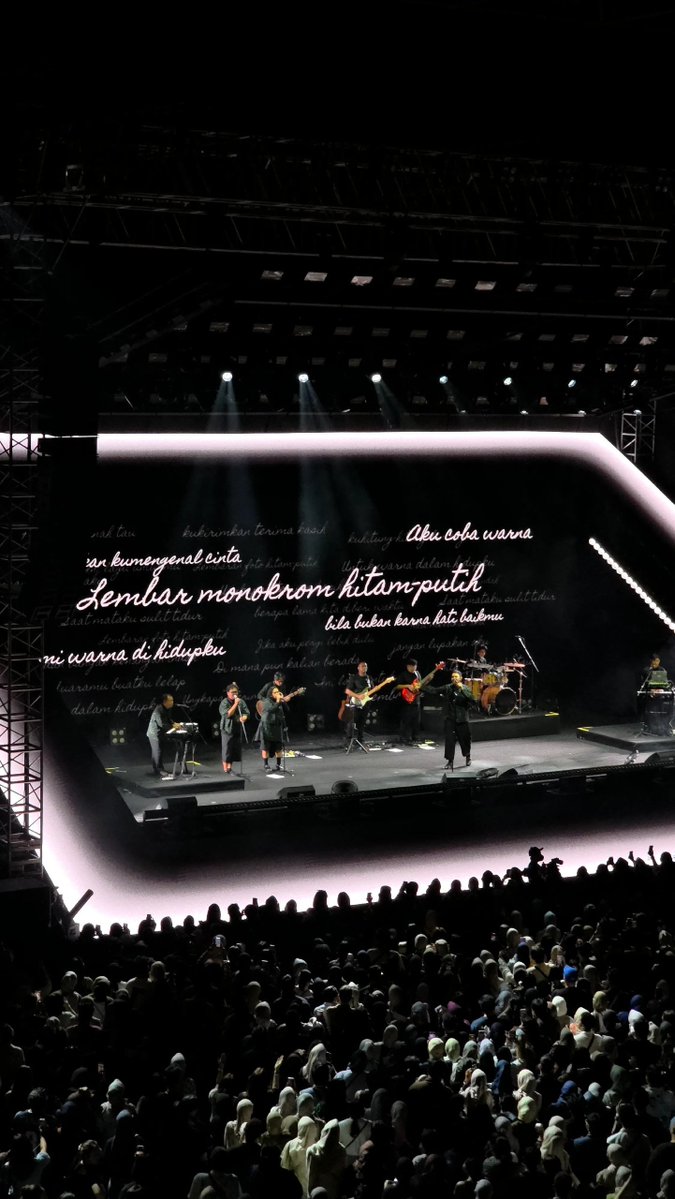 fujikaize's tweet photo. seru bgt liatin story temen2 yg dateng ke Festival Teman Tulus, apalagi dari tribun, view ke stage-nya keren bangett ✨️ https://t.co/yoK1NEu4uH
