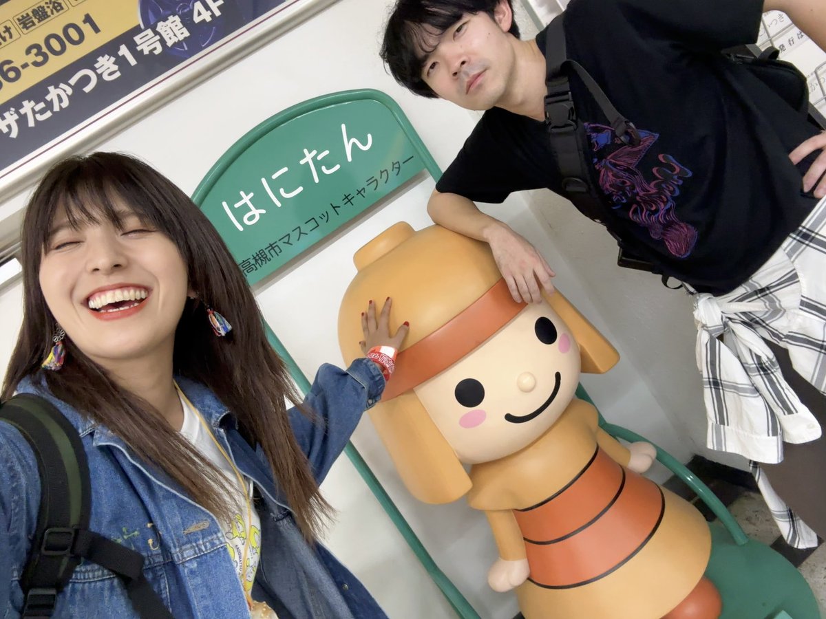manamiutautai's tweet photo. なんかもう行きの新幹線の切符の買い方
下手くそだったところから始まって

電車乗り換えに切符必要になって
切符買う＆乗り場わからないで
めっちゃ時間かかるし
乗ったら乗ったで降りる時に切符無いしで

帰りは高槻から京都に向かうだけなのに
大津まで行っちゃって気づいて慌てて戻って
バス停探すのに40分かかって
ギリギリっで夜行バス乗れたんですけど

やっぱり車で自走が
一番いいよおおおおおおおおおお

と思いながら福島への帰路です。
こっから10時間バス移動！
着いたら身なり整えてラジオへゴー
からの#9ライブだね！ハードモードすぎる！

タイキに会えた！！！！！
はにたんとも写真撮れた✌️