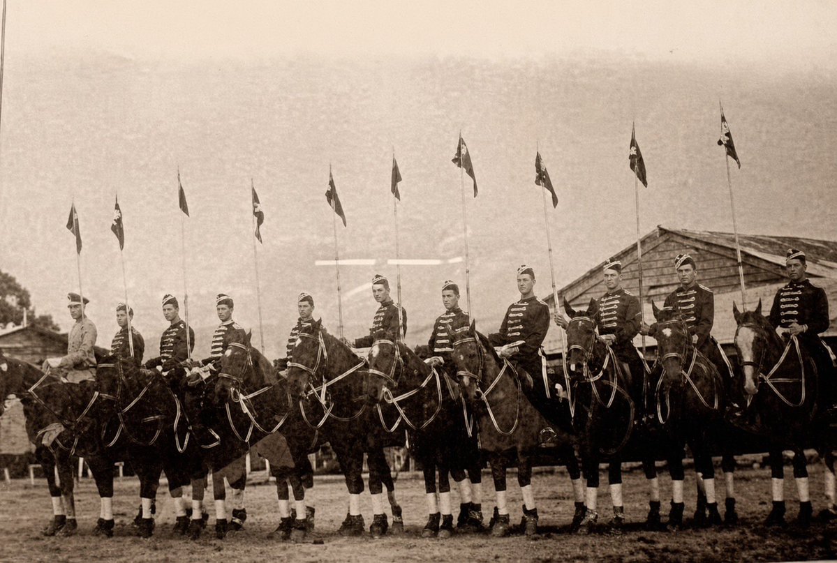 MemoriaHisto's tweet photo. 🗄️ Archivo Histórico | El Cuadro Negro del Ejército de Chile nació el 2 de octubre de 1935 en el Regimiento de Caballería N.º 3 “Húsares” de Angol. Surgió de las antiguas “cuartas especiales”: pequeños grupos de jinetes que competían en destreza y dominio del caballo. El comandante Héctor Ovalle encargó al teniente Aquiles Huerta Infante reorganizarlas en una escuadra formal.
Se le llamó Cuadro Negro por el uniforme negro de húsar, con la calavera y tibias cruzadas. Es el recuerdo vivo de los Húsares de la Muerte de Manuel Rodríguez, aquellos que en 1818, tras Cancha Rayada, juraron no rendirse. El negro no es solo color: es el símbolo de “sin temor a la muerte”.
Durante casi 80 años tuvo su casa en Angol. En 2015 pasó a ser unidad institucional, dependiente de la Escuela de Equitación del Ejército, con sede en el Campo Militar San Isidro (Quillota). Así se aseguró que la tradición no dependiera de un solo regimiento.
Hoy es la escuadra ecuestre acrobática más antigua de Chile. Jinetes rigurosamente seleccionados y caballos (mestizos militares y de raza chilena) ejecutan maniobras de alto riesgo, cruces precisos y acrobacias que demuestran la unión perfecta entre soldado y cabalgadura. Disciplina, prestancia y el alma de la Caballería Blindada en movimiento.
Cada presentación es patrimonio vivo: la herencia de los húsares, la destreza de la Caballería y el orgullo de un Ejército que no olvida de dónde viene.
#CuadroNegro #EjércitoDeChile #Caballería #HistoriaDeChile #Húsares 
#MemoriaHistórica