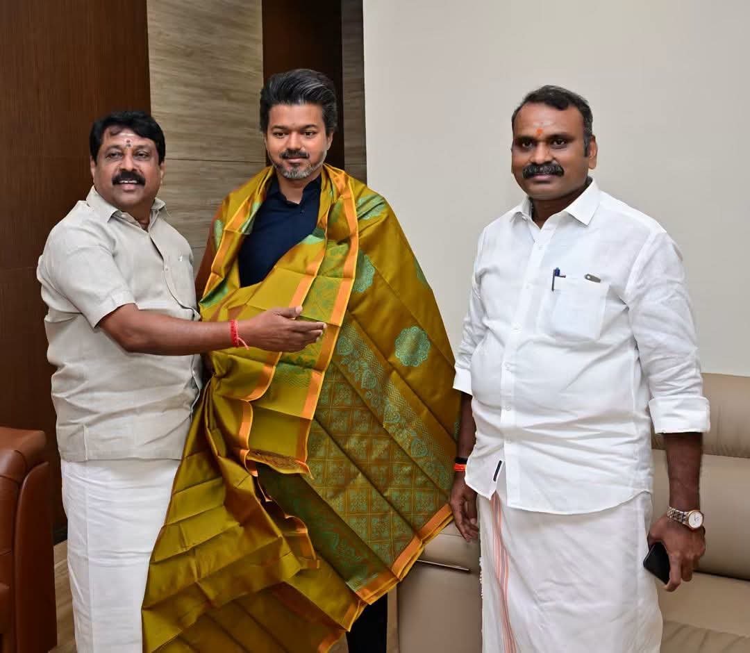 AravindRajaOff's tweet photo. இருந்தாலும் சேலை க்கு பதிலா சால்வை போட்ருக்கலாம்.🤧 https://t.co/cY7QQLzW41