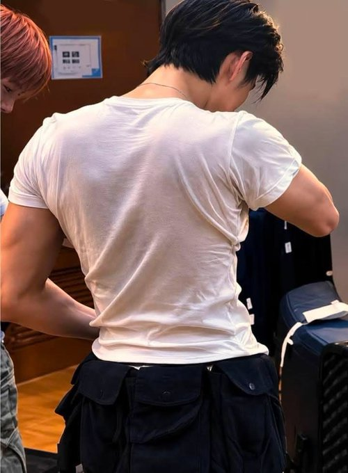 jakesrarity's tweet photo. How do you even get bullied for having a physique that I would legit bark for? Oh, Sunghoon they don't deserve u https://t.co/8wM2ELublz