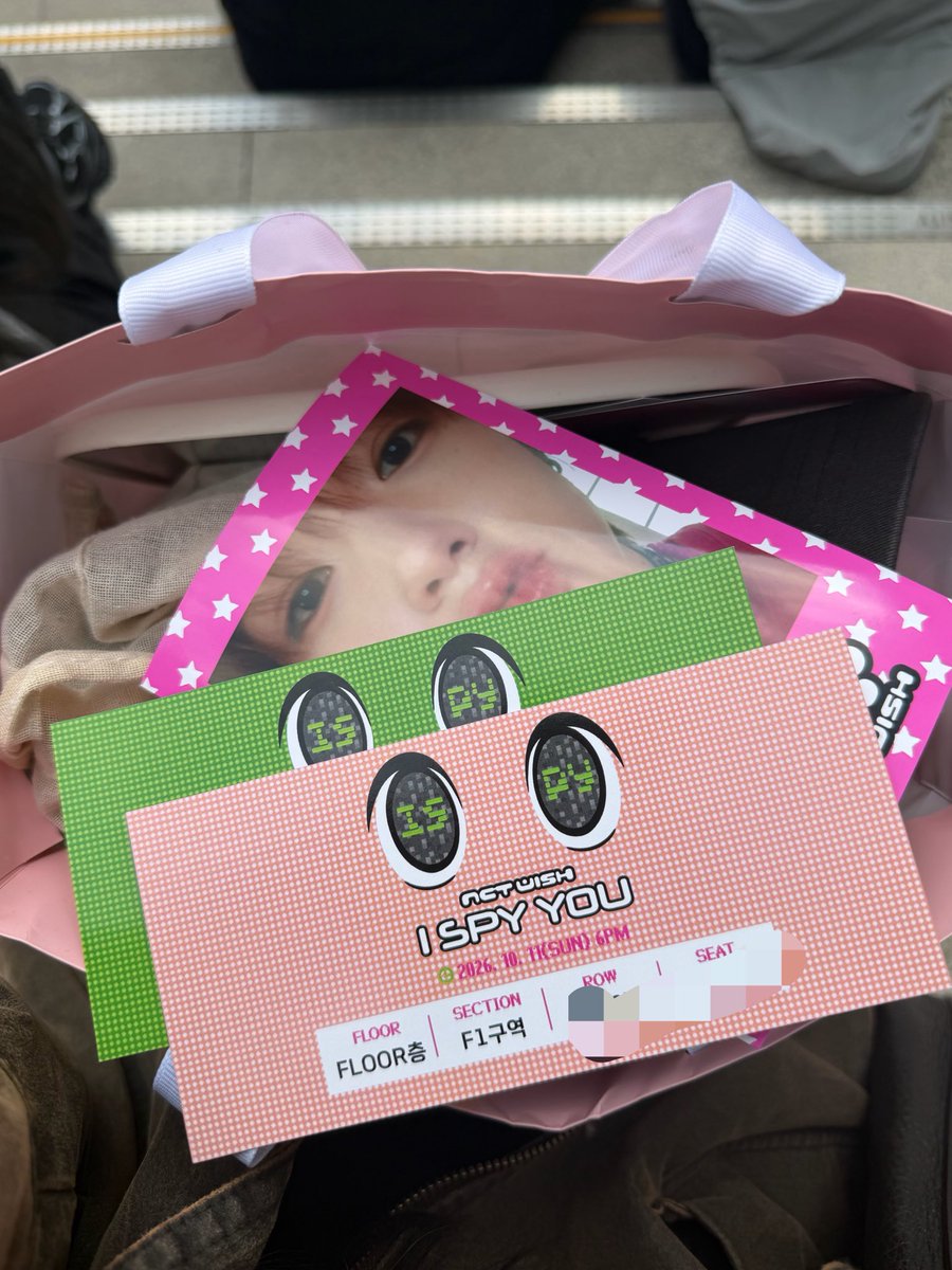uuuusk0's tweet photo. I SPY ♡ 나 https://t.co/uaMMzU3bvP