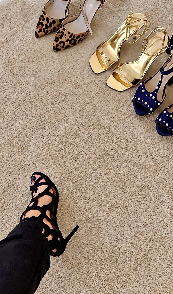 roumifeetlove's tweet photo. Le moment où je passe 25min à choisir une paire, avant de sortir 🥲
#mode #style #pantalon #love #talon #Heel #pied #feet #feetfetısh #Nailpolish #bluenails #sensuelle #Classical #vernisbleu #choix #blackblack https://t.co/tjCRD6TsmV