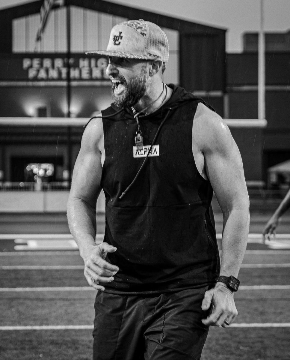 CoachTaylor007's tweet photo. Build the standard every day. Trust the process every step. https://t.co/wrNh5vxXzW