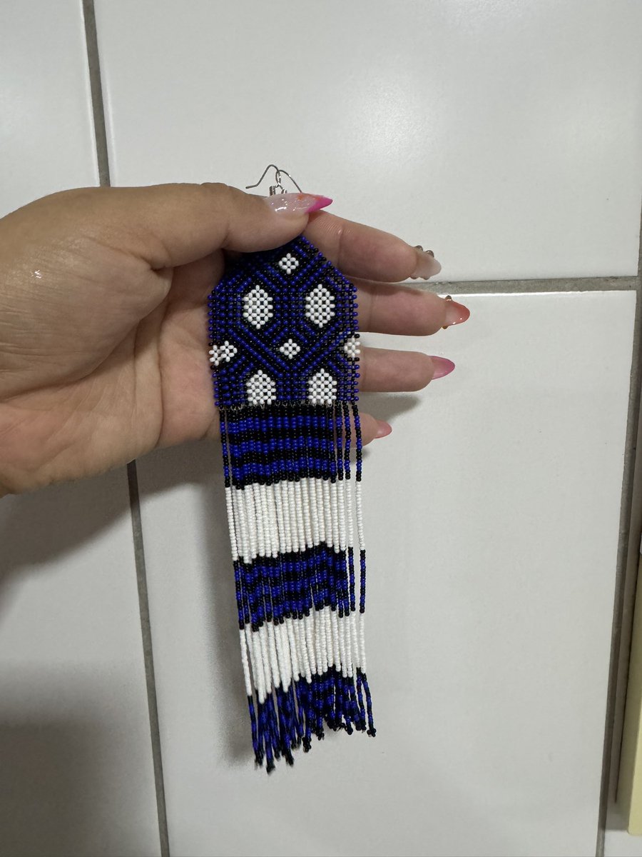 nidewana's tweet photo. Povos, preciso comprar a passagem de ida e volta para ir votar, comprem artesanato 

Brincos de animais: 150
Brincos de grafismo: 130
Pulseira: 130
Anéis: 50
Colar: 160 https://t.co/cYzGE3Bpqn
