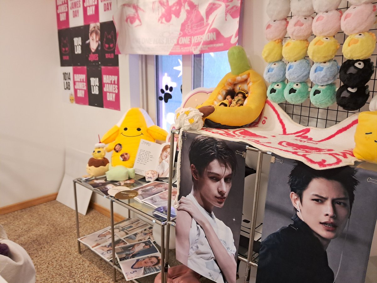 dnsayur2trfght's tweet photo. #제임스 #JAMES #CORTIS 
#1014LAB_JAMES
#제임스의_모든_버전을_좋아해

굿즈들이 굉장히 귀여워요!! 맘 같아서는 럭드 오십만 번 돌리고 싶을 정도로요 그래서 럭드에 인당 3회 제한이 있단 걸 알게 됐을 때 아쉬웠는데 뽑고 나니까 3회만으로 너무너무 만족스러운 굿즈들을 받아서 전혀!! 아쉽지가 않아요
특히 아크릴 키링이 정말정말 귀여워요 게다가 하나 뽑으면 그 안에 두 개나 들어있고 심지어 버전이 두 개라니..😍 슬로건도 임스 미모가 미쳣어요 정말 감사합니다🫰🫰
사진에 미처 다 담지 못했지만 디스플레이도 정말정말 귀여워요 코볼 권력도 미치셧음 정말 ���고 많으셨습니다🥹
