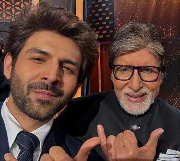 ChatoriAaryan's tweet photo. Happy Birthday Big B Sir ♥️♥️♥️
2 of the greatest actors of different generations in one frame 😍🔥

#AmitabhBachchan #kartikaaryan #kartikaryan https://t.co/K3yfd8TyKX