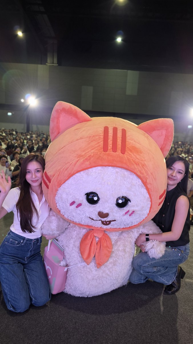 muvmuv_GMMTV's tweet photo. เมิฟเมิฟรักมี้มะมี้อุนปู่ย่าตายายพี่ป้าน้าอาทุกคนนะค้า แล้วเจอกันอีกครั้งเมิฟจะดูแลตัวเองดีๆนะค้า

#GMMTVFANIVAL2026HappyFamilyxML
#MUVMUV https://t.co/HhLJpzahGT