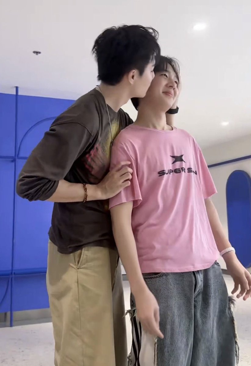 pgnntt's tweet photo. #ZeeNuNew
#Zeepruk
@CwrNew 
Zee is always kissing his co-workers Max, Poppy, Latte
Nunew is not special
Their last fanservice kiss was during Songkran after that, they turned into strangers you can even see it from Leang’s account he had nothing to post to keep ZonZon happy😂 https://t.co/rCI8msHkkA