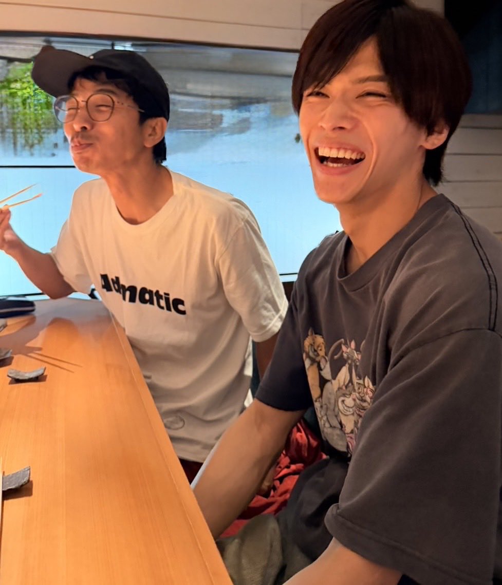 20thCentury_SIN's tweet photo. 鬼レンチャン、400メートル優勝おめでとう！
約束通り琳寧と寿司食べに行ってきました。
#どーぞ

井ノ原

#トニセン
#菅田琳寧
#BandZAI
#千鳥の鬼レンチャン https://t.co/vKCtYJr1gD
