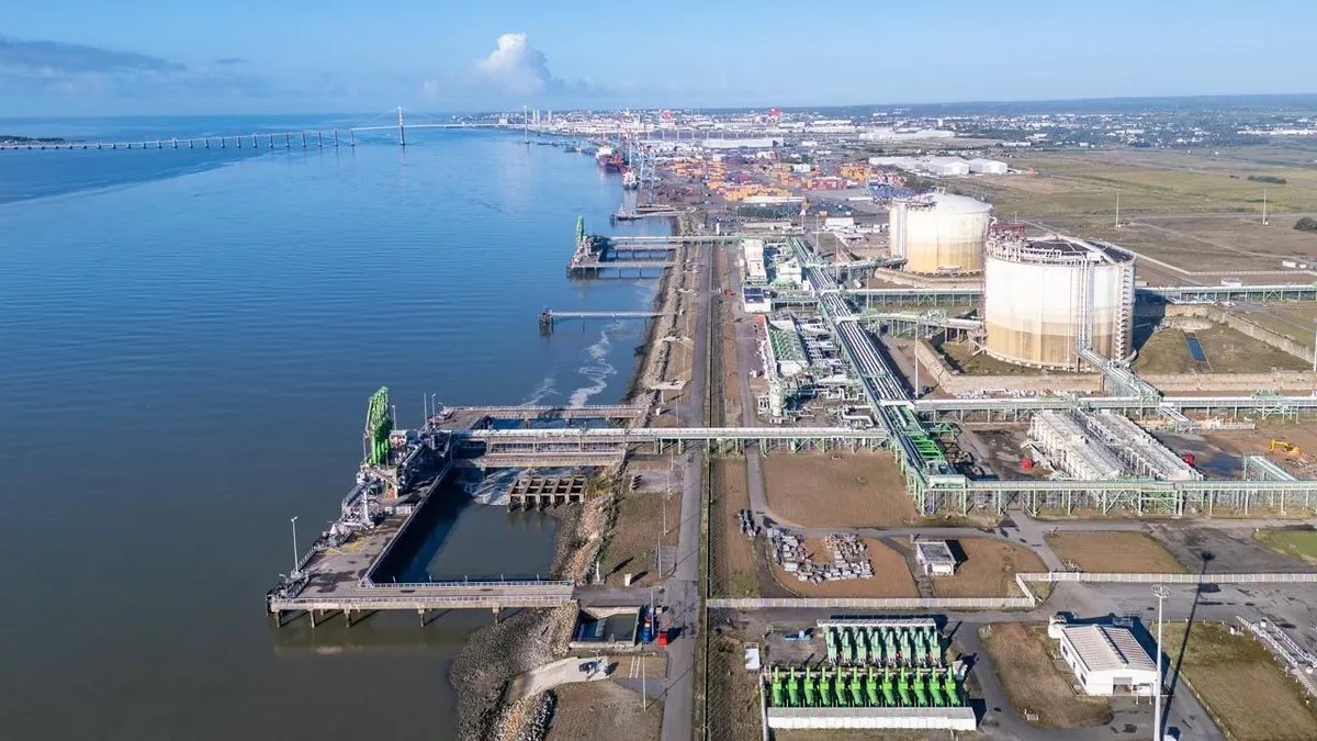 LePartidesIdees's tweet photo. @jurgen_nauditt Here is the port of Montoire-en-Bretagne (France), where LNG arrived directly from Siberia just last week. https://t.co/3WXczjfu3X