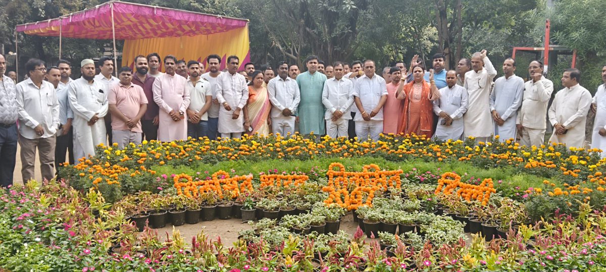 mssirsa's tweet photo. सेवा के रंग, फूलों के संग - विकसित भारत, विकसित दिल्ली का संकल्प! 

#सेवा_संकल्प_अभियान के अंतर्गत आज नारायणा में ‘सेवा के रंग’ कार्यक्रम के माध्यम से पुष्प रंगोली द्वारा प्रधानमंत्री जन आरोग्य योजना का संदेश जन-जन तक पहुँचाया गया।
वहीं, आउटर नॉर्थ के सुल्तानपुरी में भी आदरणीय प्रधानमंत्री श्री @narendramodi जी के 25 वर्षों की जनसेवा की यात्रा और विकसित भारत @2047 के संकल्प को जनभागीदारी के माध्यम से सशक्त बनाने का संदेश दिया गया।

#25YearsOfSeva