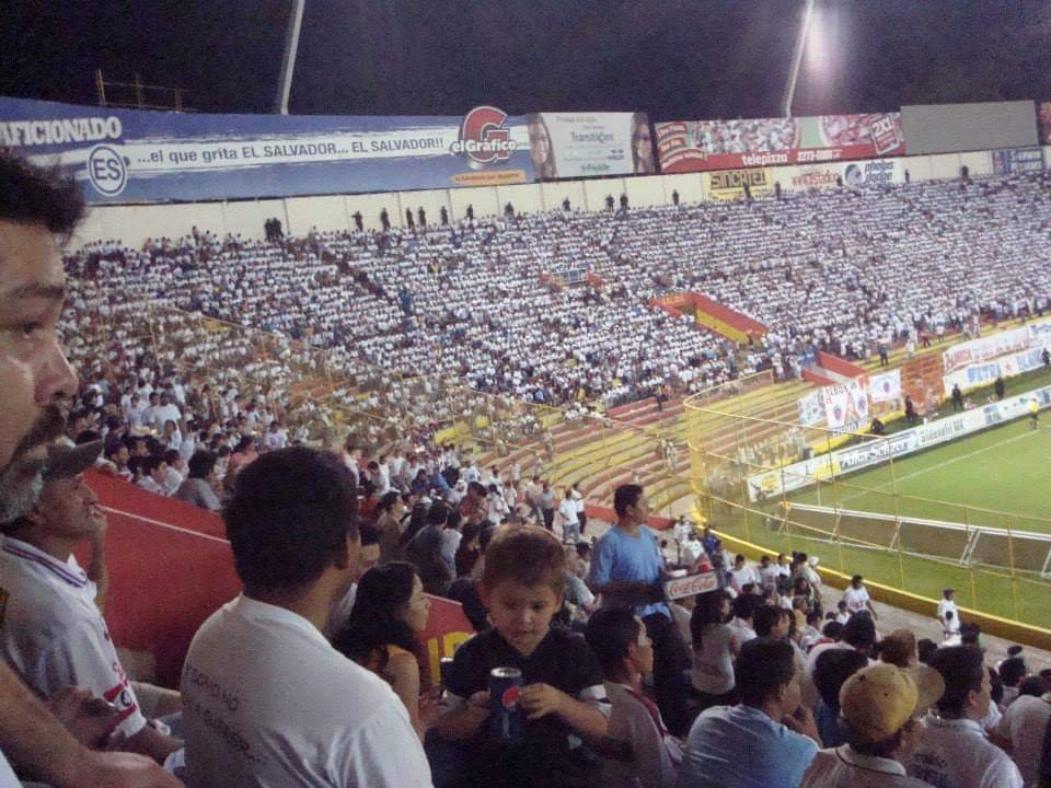 AficionadoAlian's tweet photo. Solo llevábamos 9 títulos, hoy 19 🏆 pero hay que decirlo en ese momento se demostró amor por la causa aliancista, se jugaba el repechaje ante el AFI ROBLE de Ilobasco en el 2009, el cusca se pintó de blanco en todos lados, creo que como aficionados también podemos dar de nuestra parte actualmente!!!