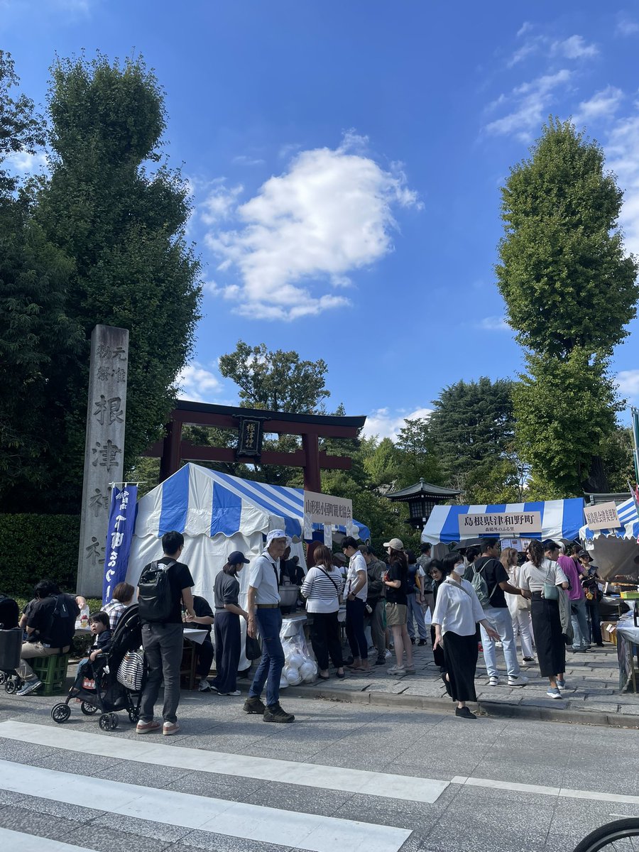 kacchi_009's tweet photo. 昨日は四ツ谷から南北線で東大前へ向かい根津神社→寛永寺→浅草寺と歴史巡りそこからつくばエクスプレスで秋葉原へ移動してメイドさんを眺めつつ歩いて靖国神社へ境内のお店で飲んだアイスココアが身体に沁みました冷えて美味しい最後はそのまま新宿まで歩ききってゴール最高の気分転換になりました！ https://t.co/5c0geh9tke
