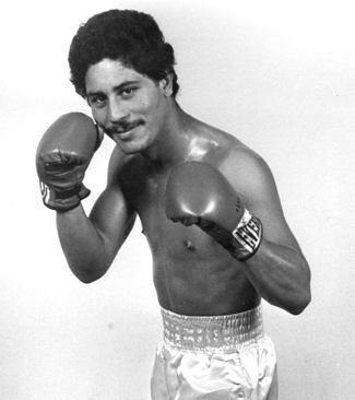 Naricesrotas's tweet photo. Ha fallecido Wilfredo Gómez, una leyenda absoluta del boxeo que llegó a tener una racha de 17 defensas de título consecutivas ganadas por KO y se retiró con 95% de KO. 

Bazooka fue, es y será un pilar del boxeo en Puerto Rico.

QEPD https://t.co/6cfT2eBGBX