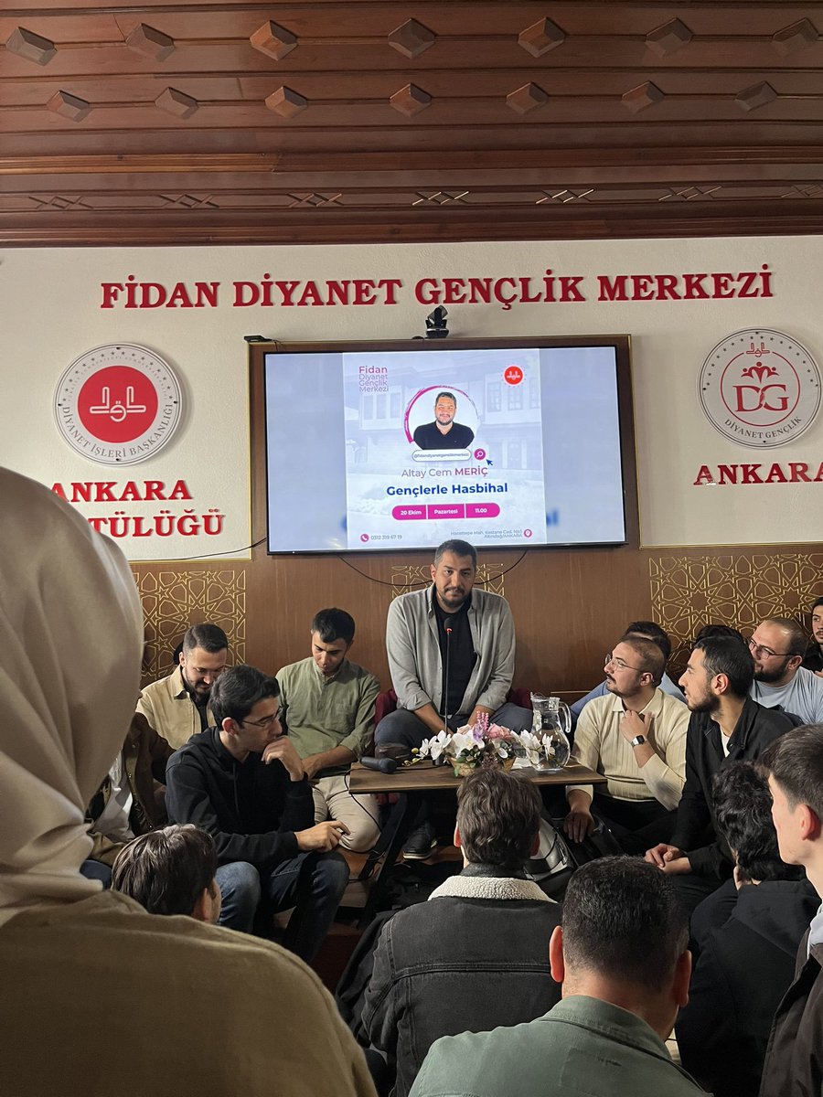 Maksimiilyan's tweet photo. Bu ülkede iki çeşit İslam var.

Birincisi devletin ve belediyelerin desteğini arkasına alan, kadınlı erkekli eğlence ve konferanslar düzenleyen, dini kadın merkezli söylemlerle tahrif eden, güce yapan ve bürokrasiyi kutsallaştıran İslam.

İkincisi ise dini ifade ettiğinizde tutuklanma tehdidinin olduğu İslam.