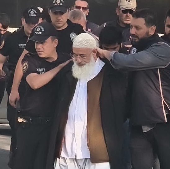 Maksimiilyan's tweet photo. Bu ülkede iki çeşit İslam var.

Birincisi devletin ve belediyelerin desteğini arkasına alan, kadınlı erkekli eğlence ve konferanslar düzenleyen, dini kadın merkezli söylemlerle tahrif eden, güce yapan ve bürokrasiyi kutsallaştıran İslam.

İkincisi ise dini ifade ettiğinizde tutuklanma tehdidinin olduğu İslam.