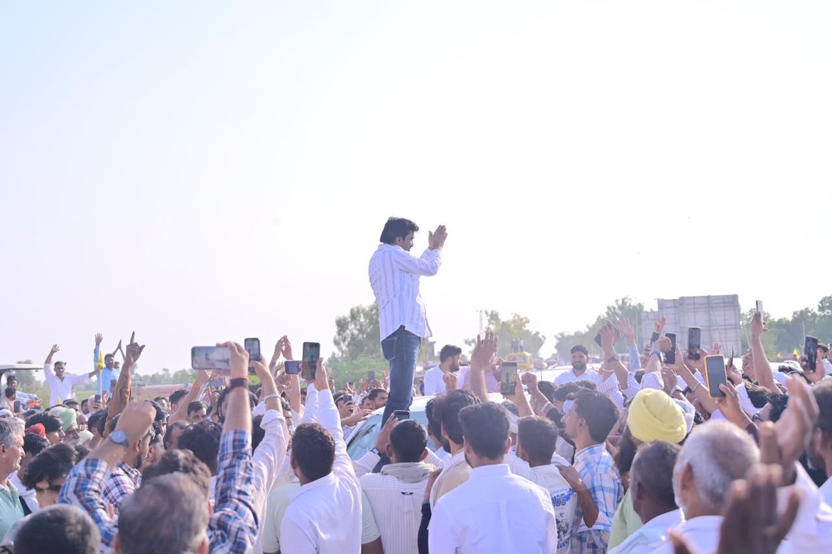 Dineshbanarlp's tweet photo. घड़साना टोल प्लाजा के पास आंदोलित किसानों को सम्बोधित किया |
#किसान_आंदोलन #RLP #घड़साना https://t.co/dBwu1oqT6q