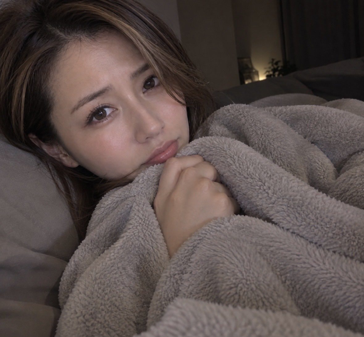 manami__ohashi's tweet photo. 🥶寒がりだから、夜になると毛布にくるまらないと震えちゃう🥶

誰かと一緒にぬくぬくしたいな😘
一緒にお風呂入った後に薄着でお布団でくっついてたい🥰

寒がり　#ギャル　ではなくおばさん笑
#濡れた　ままでベッド入って風邪ひいた事ある
#japanese おバカさん女子
#エロ　よりも愛が欲しい https://t.co/0rue1U8FGD