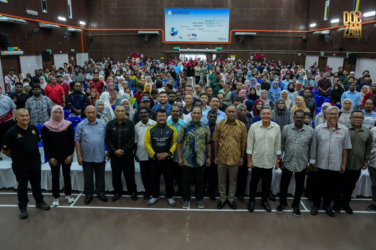 ZambryOfficial's tweet photo. Di sebalik kejayaan seorang anak melanjutkan pengajian, ada ibu dan ayah yang sanggup berkorban apa sahaja. Kegembiraan menerima tawaran ke IPT sering hadir bersama kerisauan tentang yuran, perjalanan dan keperluan pengajian.

Alhamdulillah, hari ini bantuan pendidikan bersasar disampaikan kepada 396 orang pelajar IPT Parlimen Lumut. Mudah-mudahan usaha ini dapat meringankan beban keluarga dan memberi semangat kepada anak-anak untuk memulakan langkah baharu.

Saya sendiri diberi peluang mengubah kehidupan melalui ilmu. Kini, saya mahu melihat lebih ramai anak-anak Lumut menempuh kejayaan dalam bidang masing-masing.

Kepada anak-anak, jagalah peluang ini sebaik-baiknya. Belajar bersungguh-sungguh, bina kemahiran, bina hubungan dan pelihara adab yang baik. Jika menghadapi apa jua kesulitan, boleh berhubung dengan IPT ataupun KPT. InsyaAllah kita akan bantu. 

Apabila berjaya nanti, ingatlah mereka yang masih memerlukan. Pulanglah membawa ilmu, pengalaman dan peluang untuk membangunkan lagi Lumut.

Hari ini anda menerima bantuan. Saya mendoakan suatu hari nanti, anda pula menjadi insan yang membantu orang lain melangkah ke hadapan. Yang penting, anda sambung belajar dan teruskan hingga berjaya menggenggam segulung ijazah dan mendapat pengalaman berharga. 

#Lumut
#KPTPrihatin
