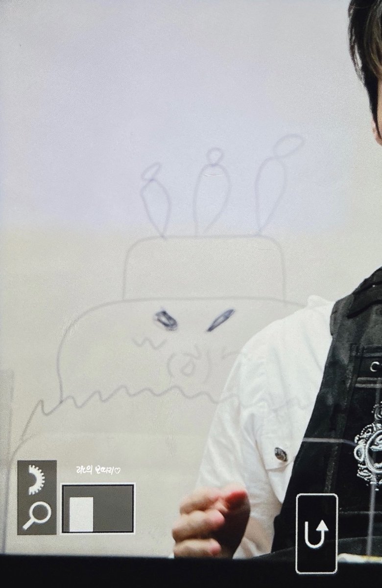 Ethereal_Seher's tweet photo. D14
Lee Know cutely drew a jureumi birthday cake at fm & in birthday post, he drew jureumi wearing a party hat alongside a cake (birthday) & wrote "thank you" one syllable at a time ๐ค while teasing stay in caption ๐คญ
"STAY nyah ๐"
(sticking out tongue to tease)
#LeeKnowMonth https://t.co/v5U9lGUJwu