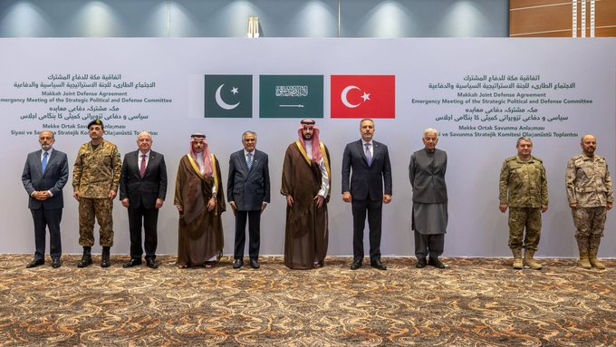 OzerRemziozer's tweet photo. Son dönemde İran, Husiler, Yemen ve Mekke Anlaşması üzerinden Türkiye’nin politikalarını sorgulayanlara yönelik tuhaf bir saldırı dili oluştu.

Birileri, iktidarın politikalarını ve attığı her adımı sorgulamayı adeta suç sayıyor. Hele konu İran veya Husiler olunca, eleştirenleri hemen ''Rafızî'', ''İran ajanı'' veya başka yaftalarla susturmaya çalışıyorlar.

Öncelikle şunu açıkça söyleyelim. İran’ın yaptığı zulümleri görmezden gelmiyoruz.

İran’ın Afganistan’ın ve Irak’ın işgali sürecinde ABD ile kurduğu ilişkiler ve iş birliğini asla unutmadık. Suriye’de zalim Esad rejimi ve Rusya ile birlikte yürüttüğü savaşta katledilen yüzbinlerce  Müslüman, yerinden edilen milyonlarca insan, ortaya çıkan büyük insanlık dramı da hafızalarımızda tazeliğini korumaktadır.

İran’ın özellikle Sünni Müslümanlara yönelik zalimane ve insanlık dışı uygulamaları, Afganistan, Irak ve Suriye’de işlediği büyük günah ve suçlar  tarihin karanlık sayfalarına silinmemek üzere kazınmıştır.

Dolayısıyla İran’ın politikalarını eleştiren bir Müslümanı ''İran taraftarı'' olmakla suçlamak ne kadar saçmaysa, Türkiye’nin politikalarını eleştiren herkesi ''İran ajanı'' ilan etmek de o kadar saçmadır.

Çünkü mesele İran’ın desteklenmesi olmadığı gibi, Türkiye’nin bölgesel politikalarının  kayıtsız şartsız desteklenmesi de değildir. Mesele, kimin hangi politikayı neden uyguladığını sorgulamaktır.

Yemen Türkiye için bir tehdit midir?

Türkiye’nin mazlum Yemen halkıyla ne gibi bir problemi vardır?

Yemen yıllardır iç savaşın, yoksulluğun, açlığın ve parçalanmışlığın pençesinde kıvranan bir ülkedir. İran, Suudi Arabistan ve Birleşik Arap Emirlikleri ile bu ülkelere bağlı devlet dışı aktörler aracılığıyla Amerikan ve İngiliz sömürgeciliğinin nüfuz çatışmalarına kurban edilen bir ülkedir.

Dolayısıyla Amerika, İngiltere, İran, Suudi Arabistan ve BAE Yemen halkına karşı işlenen büyük suçların ortaklarıdır.

Böyle bir ortamda Ümmete ait kamu mülkiyetinden olan petrol gibi muazzam bir kaynağı gasp ederek kişisel mülkleri haline getiren ve bu servetten ABD’ye trilyonlarca dolar aktaran Amerikan kuklası Suud rejiminin yanında yer almak nasıl Türkiye’nin ve Ümmetin menfaatine olabilir.

O halde esasi amaçlarından biri Suud rejimini ve petrolü korumak (petrol ve gelirlerinden ABD faydalanmaya devam etsin diye) olan Mekke İttifakını sorgulamak hakkımız değil mi?

Daha da önemlisi, Türkiye’nin siyasi ve askerî gücü neden mazlum Yemen’e karşı değil de Türkiye ve bölgemiz için asıl ve büyük tehdit olan Amerika’ya, Avrupa’ya ve işgalci ''İsrail''e karşı kullanılacak bir stratejinin parçası olmuyor?

Gazze yerle bir edilirken, kadınlar ve çocuklar öldürülürken, İsrail Filistin’de katliamlarını sürdürürken neden aynı kararlılıkla Filistin için bir ittifak kurulmadı?

Neden Müslüman ülkeler İsrail’e karşı ortak bir askerî ve siyasi güç oluşturmadı?

''İsrail''i koruyan ve destekleyen Amerika, sömürgeci Batı dünyasının en büyük gücü değil mi?

O halde Türkiye’nin dış politikasında asıl sorgulanması gereken önemli meselelerden biri Türkiye’nin kimin yanında durduğu ve hangi dünya düzeninin içerisinde hareket ettiğidir.

Biz bunları söylediğimiz zaman bazıları hemen saldırıya geçiyor.

Oysa bizim söylediğimiz son derece basit.

İktidar eleştirilemez değildir. İktidar hata yapabilir. Yanlış karar verebilir. Yanlış ittifaklara girebilir. Yanlış politikalar uygulayabilir. Müslümanların görevi de yanlış gördüğü yerde susmak değil, nasihat etmek, uyarmak ve doğruyu hatırlatmaktır.

Bir Müslümanın yöneticileri uyarması, onları düşmanlaştırmak değildir. Tam tersine, yanlış gördüğü şeyi söylemesi sorumluluğun gereğidir.

Dolayısıyla Türkiye’nin bölgesel politikalarını eleştiren herkese ''İran ajanı'', ''İsrail ajanı'' ya da ''Rafızi'' demek, meseleyi tartışmaktan kaçmanın en kolay yoludur.

Biz İran’ın zulmünü de eleştiririz, Türkiye’nin yanlışını da. Amerika’nın işgalini de reddederiz, Rusya’nın zulmünü de. İsrail’in Filistin’deki katliamını da reddederiz, İran’ın Suriye’deki rolünü de. Çünkü bizim ölçümüz menfatçilik,  mezhepçilik ya da ulusal çıkarlar değildir. Ölçümüz her konudaki Allah’ın hükümlerine bağlılık, hakkaniyet ve adalettir.

Bugün Türkiye’nin önünde gerçekten tarihî bir fırsat vardır.

Türkiye sahip olduğu tarihî miras, jeopolitik konum ve askerî kapasiteyle başkalarının kurduğu düzenin içerisinde kendisine verilen rolü oynamak yerine, kendi siyasi iradesini ortaya koyabilir. Amerika’nın coğrafyamızdaki emperyal politikalarına, Avrupa’nın sömürgeci düzenine ve Filistin’i işgal eden ''İsrail''e karşı mazlumların yanında durabilir.

Türkiye, NATO’nun ve Batı merkezli küresel sistemin kendisine biçtiği rolün ötesine geçebilir. Ümmetin parçalanmışlığını sona erdirecek, Müslümanların siyasi birliğini yeniden tesis edecek bir kuşatıcılıkla bir gelecek vizyonu ve büyük bir ufuk ortaya koyabilir.

Bizim söylediğimiz tam olarak budur. Türkiye, sömürgeci güçlerin kurduğu dünya düzeninin sıradan bir parçası olmak yerine, İslam ümmetinin yeniden kendi siyasi iradesine kavuşmasına öncülük etmelidir.

Hilafet meselesi de söylemeye çalıştığımız siyasi vizyon ve büyük bakışın tam olarak karşılığıdır. Eğer Türkiye sahip olduğu tarihî mirası, jeopolitik konumu ve askerî gücü ümmetin yeniden birliğini tesis edecek bir siyasi projeye dönüştürür ve Hilafeti yeniden tesis ederek ümmete liderlik ederse, bu yalnızca Türkiye açısından değil, bütün Müslüman dünyası ve insanlık açısından tarihî bir dönüm noktası olacaktır.

Filistin meselesinde de gerçek bir irade ortaya koyar, işgal altındaki Kudüs ve Filistin’in özgürlüğü için ümmetin gücünü harekete geçirirse Müslümanlar yeniden tarih sahnesine çıkabileceklerdir.

Biz Türkiye’nin, bütün Müslümanların ve mazlum halkların yanında olmasını istiyoruz. Türkiye’nin başka güçlerin kurduğu düzenin bir parçası olmak yerine, İslam ümmetinin kendi siyasi iradesini yeniden ortaya koyacağı yeni bir düzenin öncüsü olması gerektiğini söylüyoruz.

Bunu söyleyenleri susturmak için ''İran ajanı'', ''İsrail ajanı'', ''Rafızî'' veya başka yaftalar kullanmak yerine, gelin asıl soruya cevap verelim. Türkiye kimin yanında yer almalı, nerede durmalı ve Türkiye’nin gelecek vizyonu nasıl olmalıdır?

Bizim cevabımız nettir.

Türkiye, başkalarının kurduğu düzenin parçası değil, ümmetin yeniden ayağa kalkmasına öncülük eden bir güç olmalıdır.