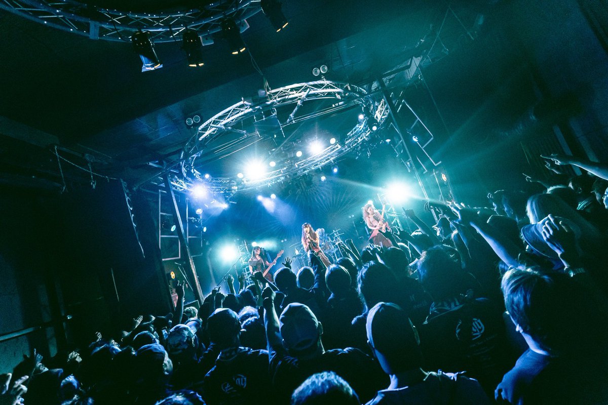 miho_dotdotdot's tweet photo. Zilqy "Birth Of Riot" Tour 千葉・柏PALOOZA公演ありがとうございました！

ドキドキの初日、後ろまでいっぱいの拳が見れて嬉しかった…！！

本ツアーから、華乃ちゃんと選曲したNu-Metalの名曲達をインストで演奏してます🤘みんなの声がもっと聞きたいので、知ってる曲があったら是非歌ってほしい🔥

ということで二曲だけネタバレ↓
Bring Me The Horizon - Happy Song
System Of A Down - Chop Suey!

明日は宮城・仙台公演！
仙台のみなさま、どうぞよろしくおねがいします！！