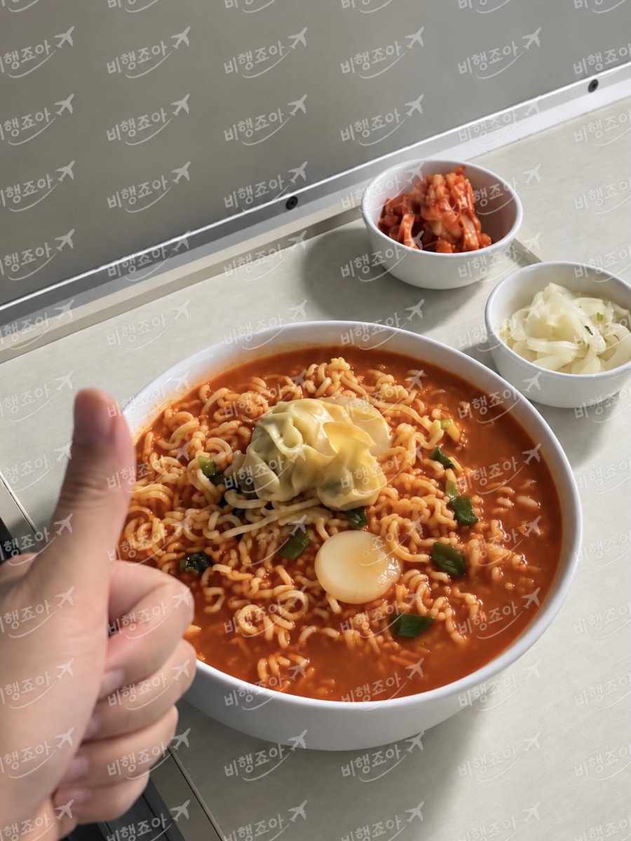 PointeAir's tweet photo. 딱 야식 생각 나는 시간이죠?ㅎㅎ
��가 갤리에서 준비한 라면 드실래요?😘
#승무원 https://t.co/VLviaIIY2V
