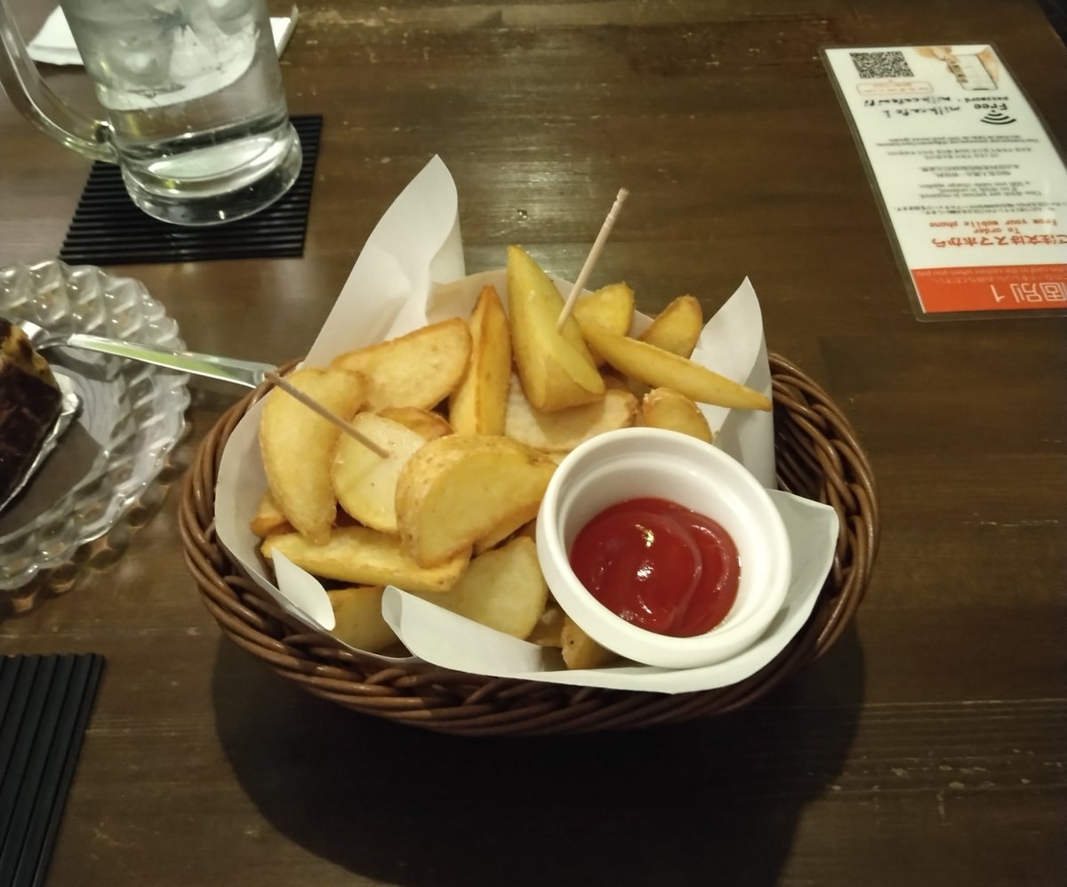 Z76775786's tweet photo. 最終、Milkcafeに着座しました！

さなちゃん(可愛い)がざこざこのためだけに持ってきてくれた

抹茶ラテ
林檎とアールグレイのバスチー
ポテト(コンソメ)

や～🎵

りょうくんと https://t.co/j8aPuOJ7x2