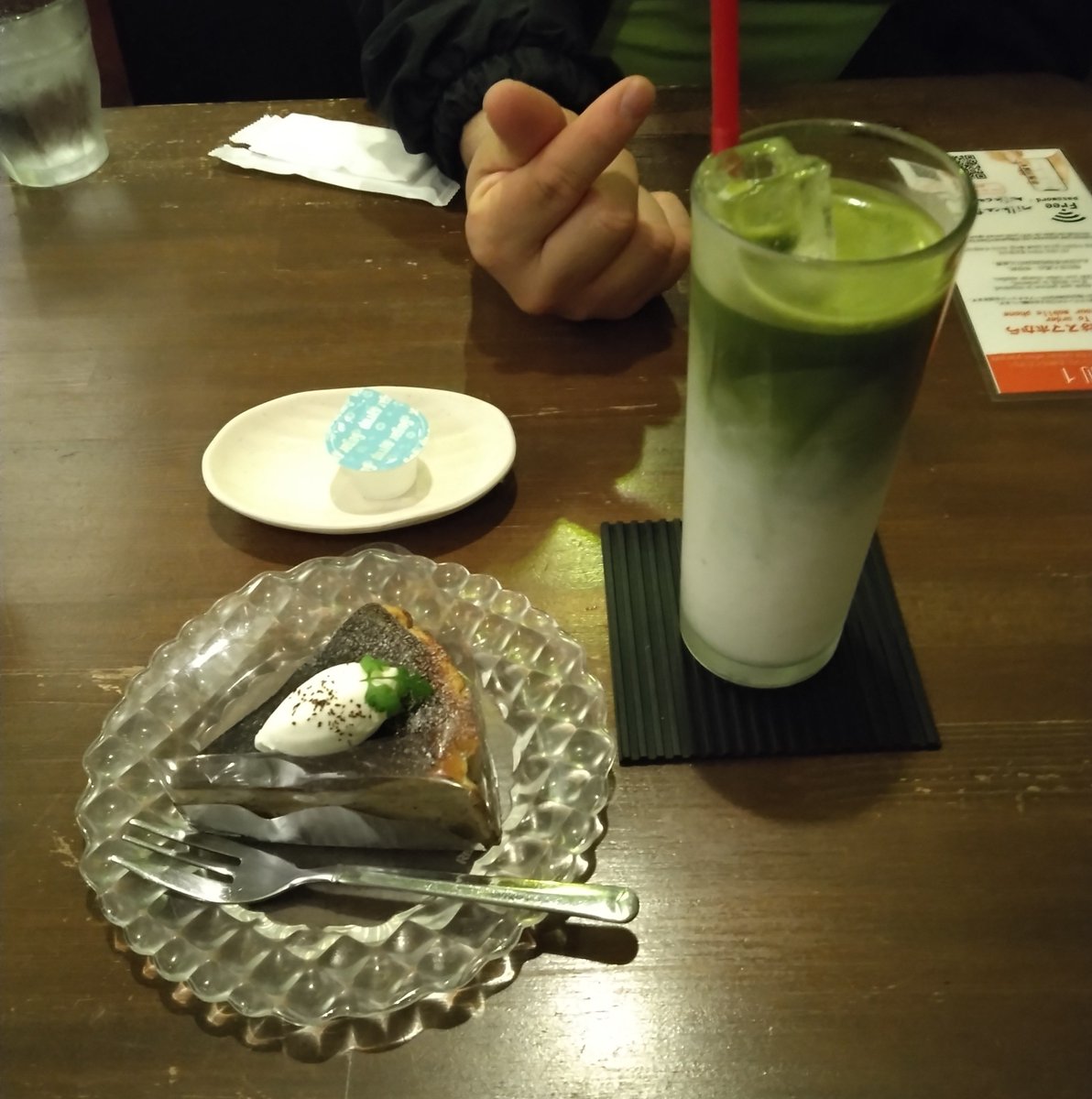 Z76775786's tweet photo. 最終、Milkcafeに着座しました！

さなちゃん(可愛い)がざこざこのためだけに持ってきてくれた

抹茶ラテ
林檎とアールグレイのバスチー
ポテト(コンソメ)

や～🎵

りょうくんと https://t.co/j8aPuOJ7x2