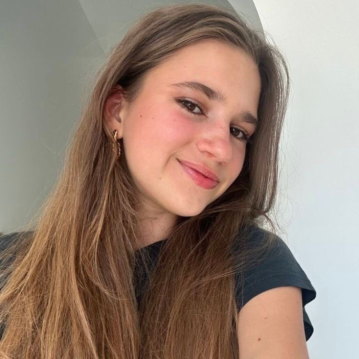 KarolinaroRose9's tweet photo. Hello, my lovely fans! ❤️✨ Sharing a little moment with you today. What do you think of my outfit? How would you rate my look from 1 to 10? Be honest with me! 🥰💕 Your love and support always mean so much to me.🥀💞 https://t.co/VShXSz3fJU
