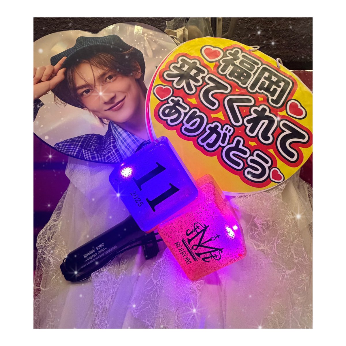 roiroi1997's tweet photo. 1人で不安だったけど
九州平成一桁cHaRmさん会えて
みんな美人😳優しい最高だった。

東京のcHaRmさんには
助けられて感謝🥹💕

お隣がFFさん一緒に騒いだ🤣
素敵な出会い全部ROIROMのおかげ🥰

ライブでは沢山泣いて😭元気もらって
家事.育児.仕事全部頑張れる💞
ROIROM最高！

#ROIROM_LIGHTITUP2026 https://t.co/LJuY6rWIFc