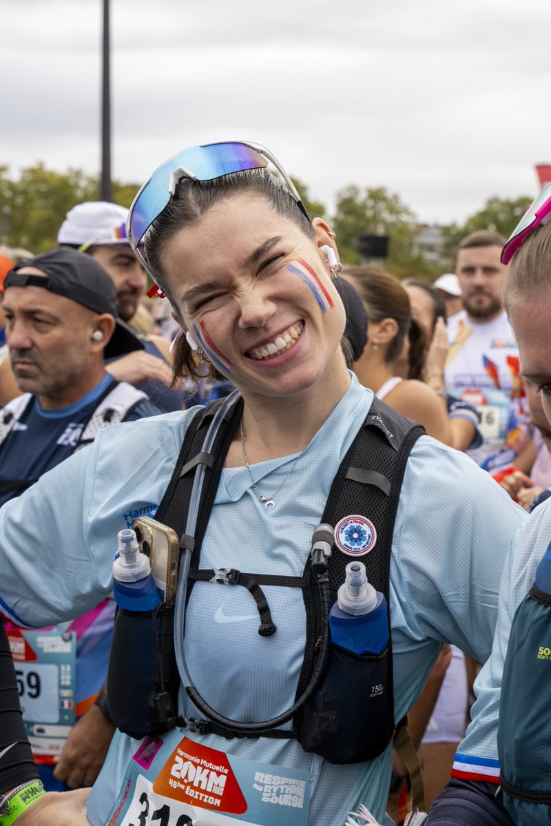 Armee_de_lair's tweet photo. 🏃‍♀️🏃‍♂️ Des milliers de coureurs au départ des #20kmdeParis !

🇫🇷 Parmi eux, 1 000 Aviateurs, avec le @CEM_AAE, qui a donné le départ de cette course annuelle, dont l’armée de l’Air et de l’Espace est partenaire fondateur.

👏 Bravo à tous ! https://t.co/KclWWqYtls