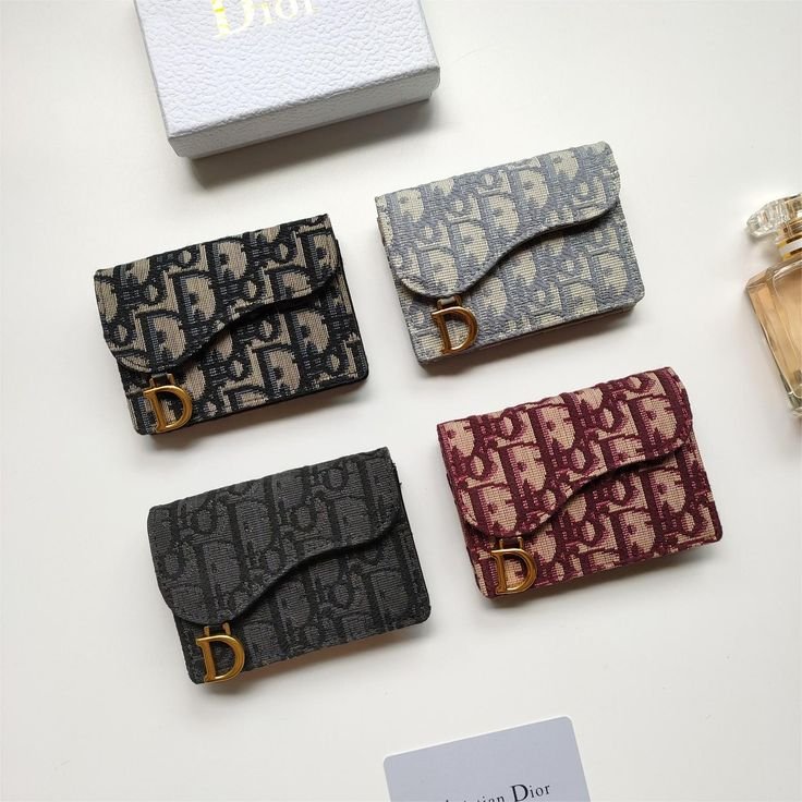 Bllury's tweet photo. wallet Dior https://t.co/VllKPtwri9