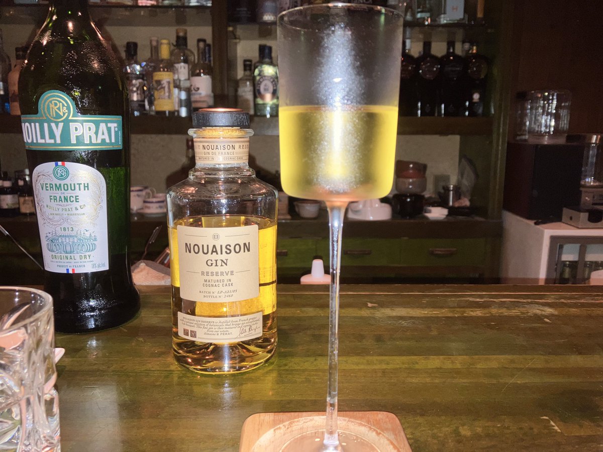 Jun_IPA's tweet photo. ノエゾンジン・レゼルバをベースにオリーブ抜きのマティーニを作っていただきました。樽熟成のジンということもありミスマッチを承知でオーダーしましたが、まとまりのある仕上がりです。トップノートは黒胡椒に似た辛味、ミドルノートはジュニパー、最後にブランデーに近い樽香です。

#TGLC
#ジン https://t.co/S4Lfrm2vkT