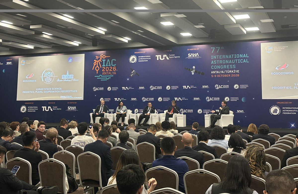RusEmbTurkey's tweet photo. 5-9 Ekim tarihlerinde Antalya'da 100'den fazla ülkeden delegasyonun katılımıyla  77. Uluslararası Uzay Kongresi düzenlendi.

Rusya'nın Türkiye Büyükelçisi Sergey Vershinin, forumun açılışına katıldı ve etkinlik kapsamında bir dizi çalışma toplantısı gerçekleştirdi.

Büyükelçi, "Ülkemiz, uzayın barışçıl amaçlarla kullanılmasının gerekliliğini kabul etmekte ve bu alanda uluslararası iş birliğine açıktır" dedi.
