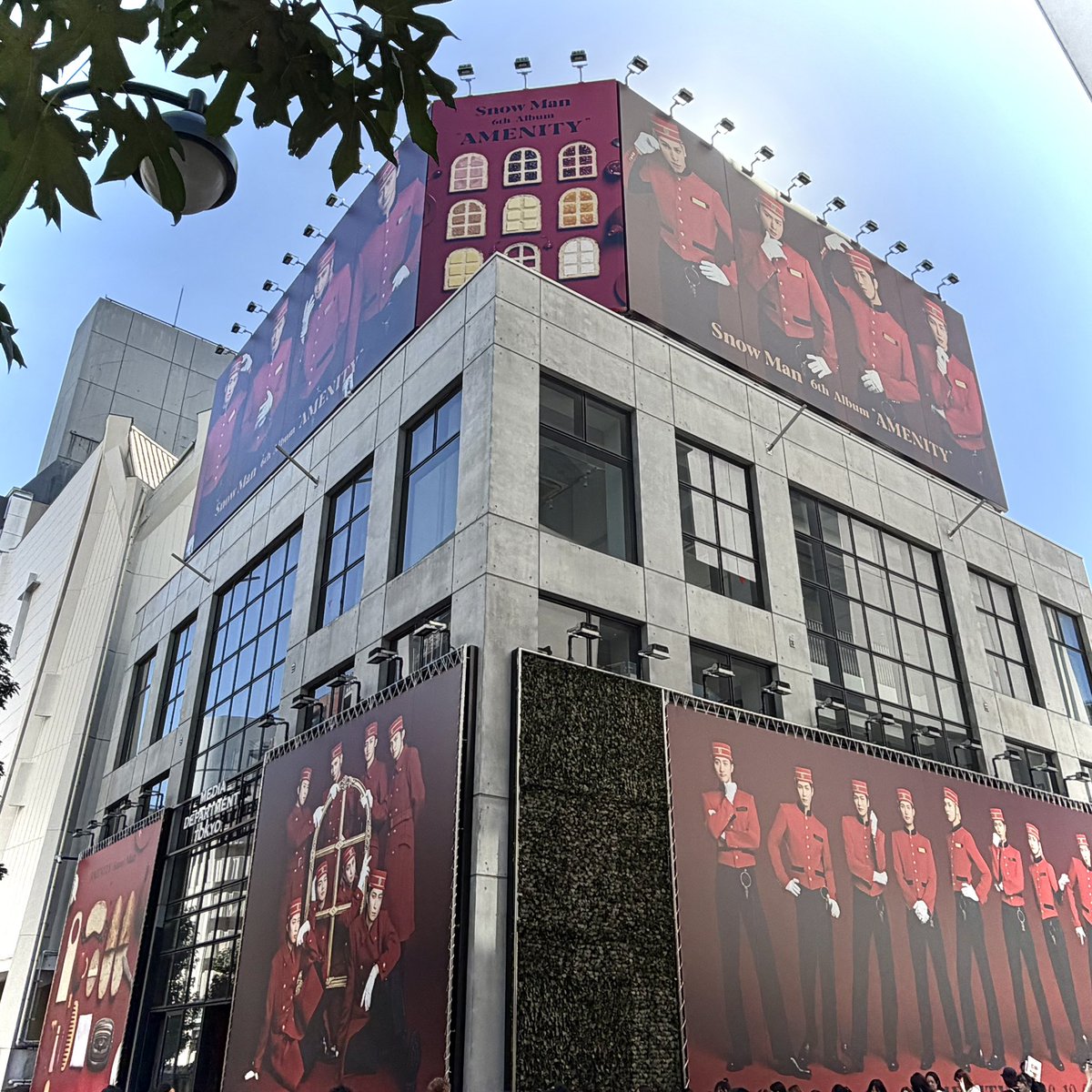 snosno_55's tweet photo. 渋谷のあれこれを駆け足で。PARCO横の巨大広告、撮影難易度高すぎ(笑)。人多いし、逆光だし、看板デカいし。時間帯が大事👍🏻からのLoft。コーナー展開は縮小されていたけど、やっと店頭でふっかさんに会えた💜交差点のビジョンは断念。ドタバタだったけど、行けたよかった❗️
よし、果報は寝て待とう😌 https://t.co/qAtD29MuMu