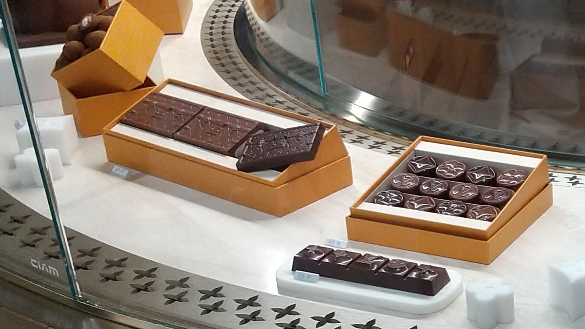bal_a_versaille's tweet photo. マキシム フレデリック@ルイ・ヴィトンで、トランク型チョコが完売してたのが心残りで、再入荷したか見に行くものの…ずっと完売とのこと🙄(完売と表示しないのがヴィトン流⁉️)

パニエ デ サンスのハンドクリームを 探しにシティフィルマに行ったけど、ミニ無かった…残念…😢 https://t.co/83eCjnAOoT